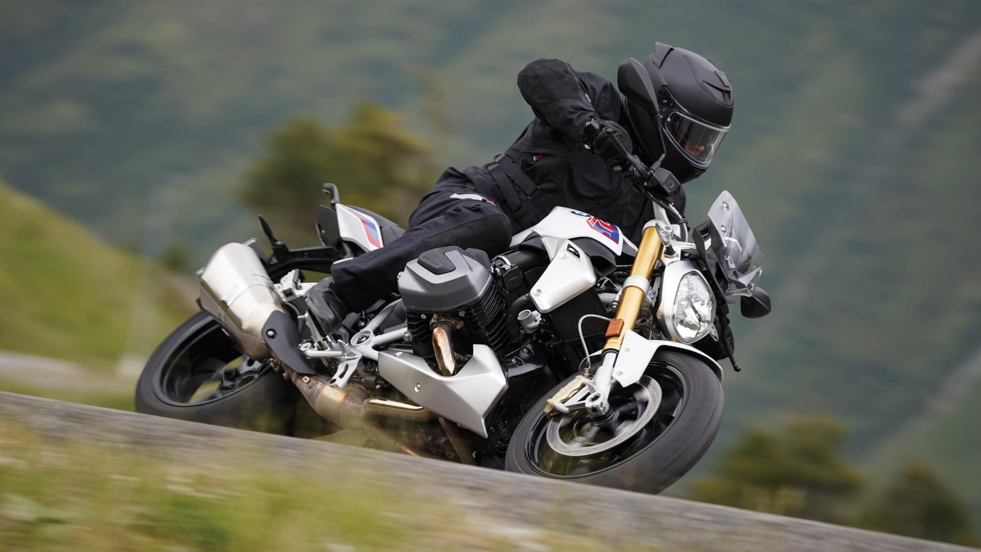 The BMW R 1250 R is an axe in a world of knives The BMW R 1250 R is an axe in a world of knives